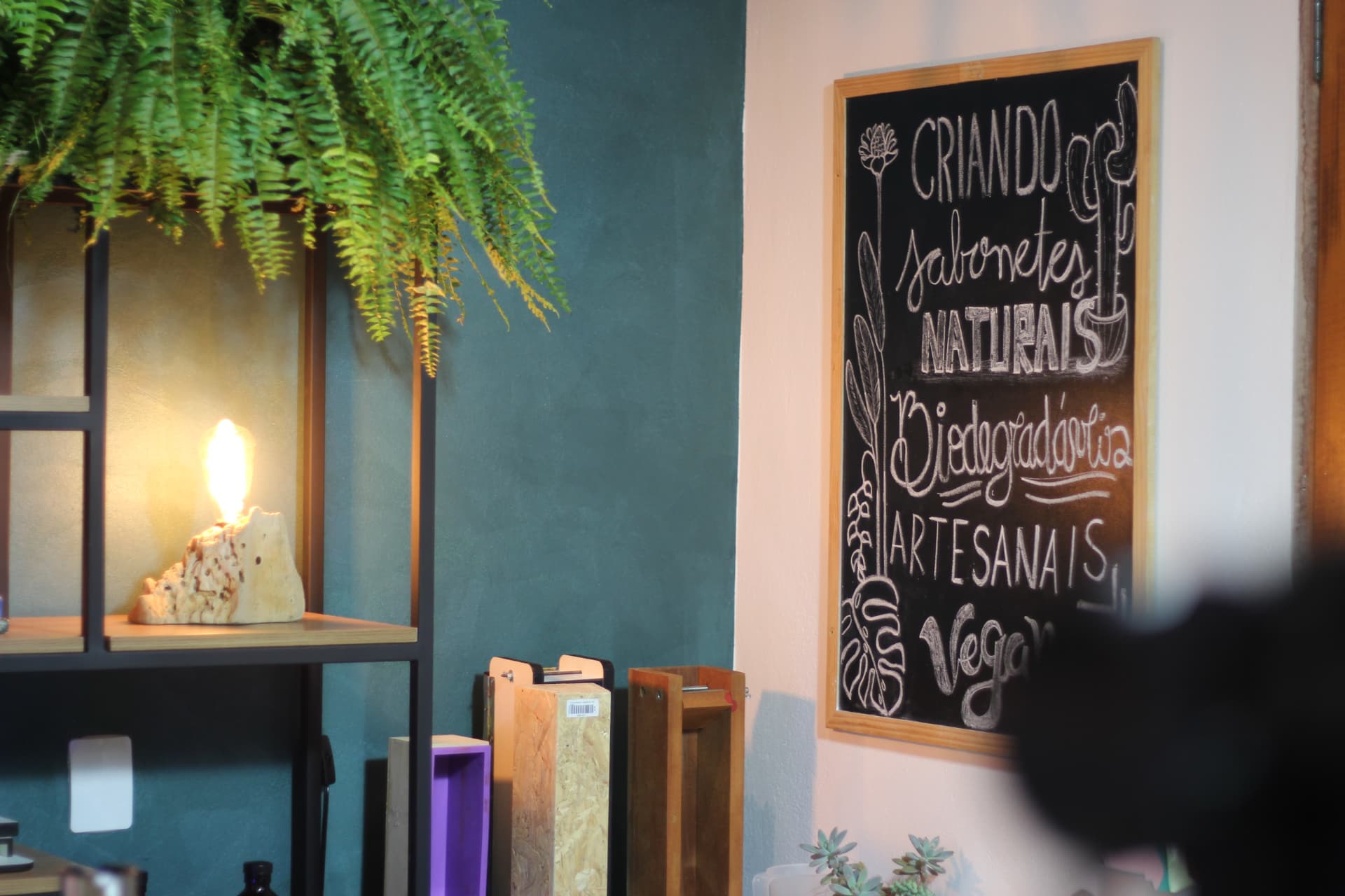 Lousa do ateliê com os princípios da saboaria: natural, biodegradável, artesanal e vegana
