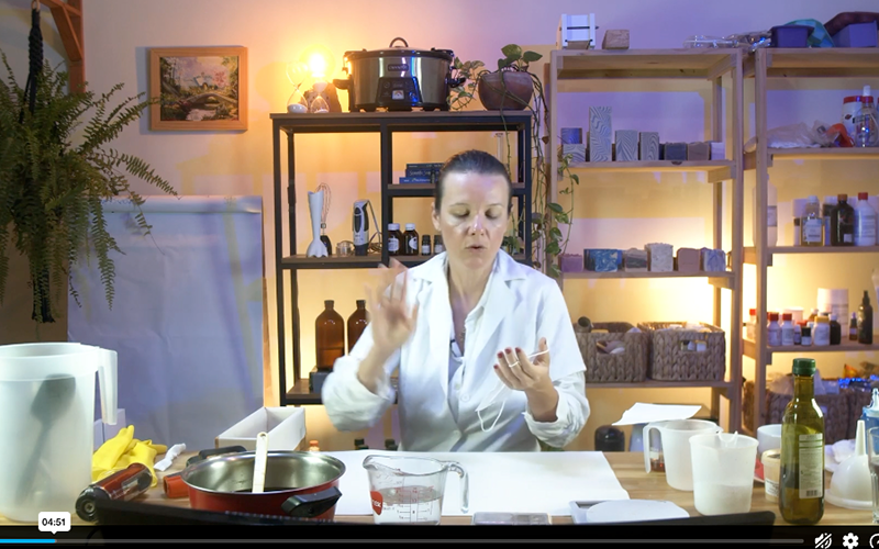 Natália gravando uma aula de saboaria natural no estúdio Saboneteando